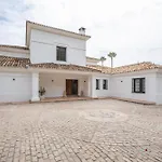 Shakira, Sierra Blanca, Villa *