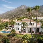 Shakira, Sierra Blanca, Villa *