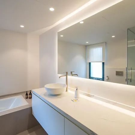 Shakira, Sierra Blanca, * Marbella