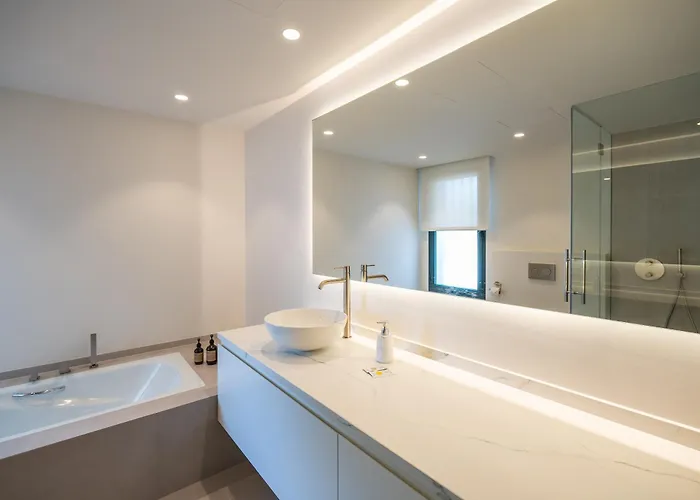 Shakira, Sierra Blanca, * マルベーリャ