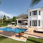 Shakira, Sierra Blanca, Villa *